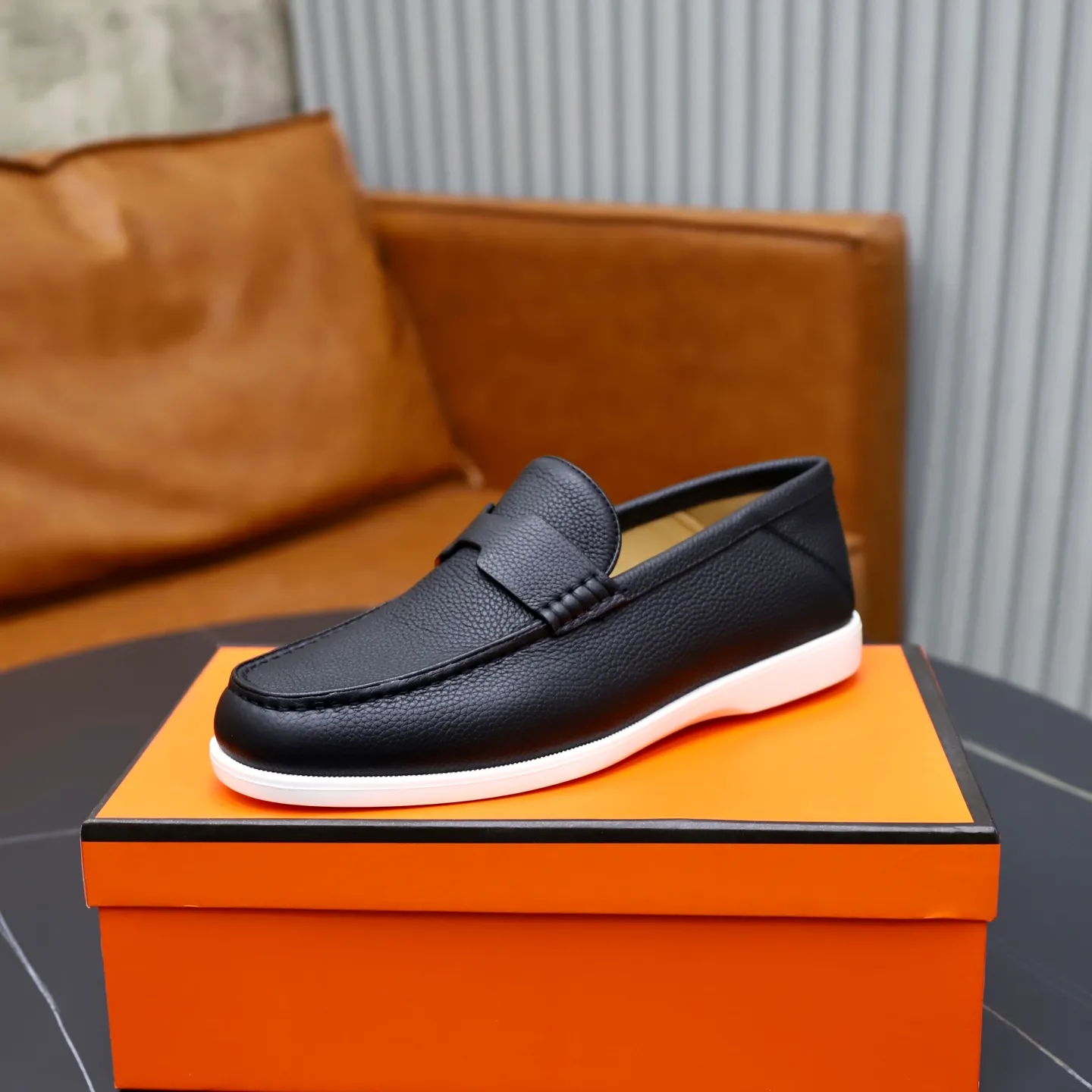 Ex-factory price: 560💰Hermès/Hermès slip-on men's shoes. This shoe is made of imported pebbled cowhide. It has simple and smooth lines and is combined with aerodynamically designed 3CM rubber foam ultra-light soles! Youthful and fashionable, classic H-shaped hardware buckle decoration, calf lining gently wraps the feet, with logo cowhide feet, casual and urban style, highlighting youthful vitality, sports and leisure version, super versatile, code number: 38-39-40-41-42-43-44 standard leather shoe size (45 can be customized but does not support returns)
